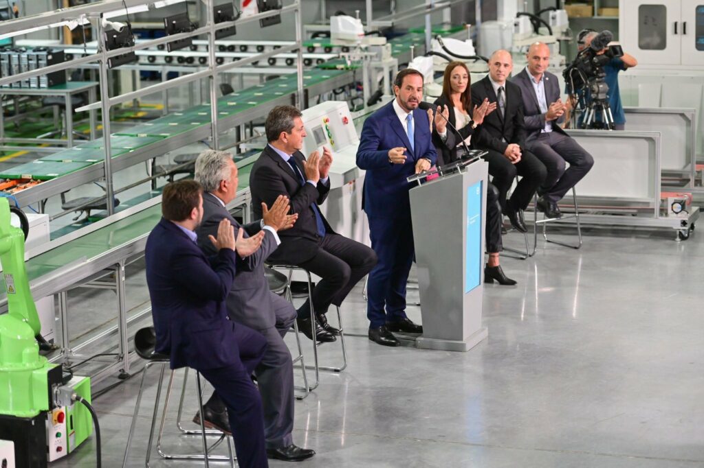 En Escobar, el ministro de Economía, Sergio Massa inauguró la primera planta de tecnología 4.0 de Latinoamérica que producirá chips y computadoras para exportar.