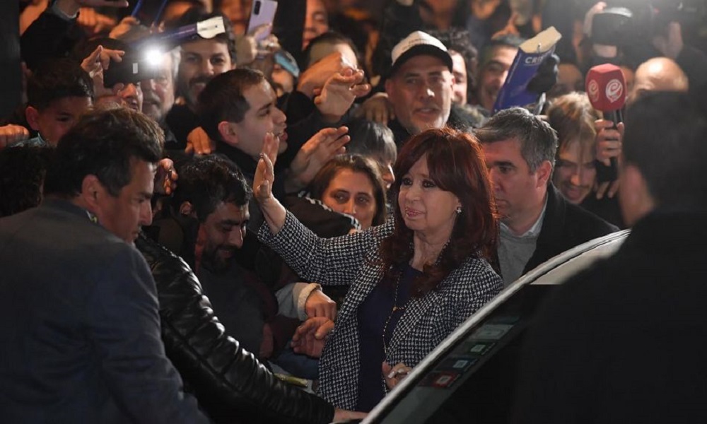 La querella de la vicepresidenta de la Nación, Cristina Kirchner, solicitó a la justicia que investiguen a la vecina de la ex presidenta y a una panelista de Crónica TV.