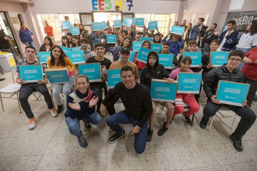 El intendente del partido de La Costa, Cristian Cardozo encabezó la entrega de más de 300 notebooks para estudiantes de último año de escuelas secundarias. 