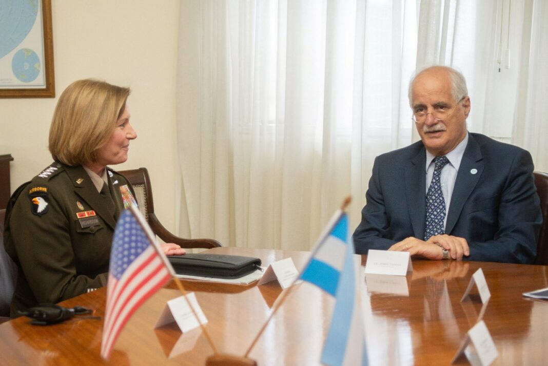 La jefa del Comando Sur de Estados Unidos mantuvo un encuentro con Taiana. Por su parte, Cristina Kirchner desmintió haberle pedido un encuentro.