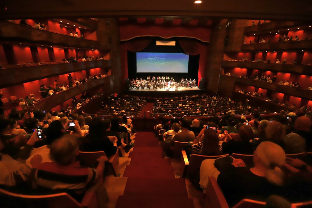 Más de 1.700 espectadores colmaron la renovada Sala Alberto Ginastera del Teatro Argentino de La Plata para celebrar el 25 de Mayo. Canciones de la Patria, un elenco de lujo y emoción.