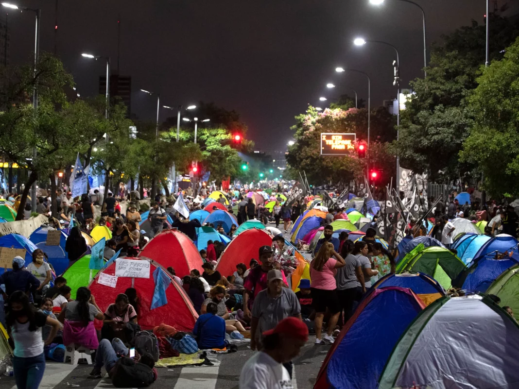 Organizaciones sociales estudian realizar un nuevo acampe en Plaza de Mayo. Un sector de los movimientos oficialistas levanta el mismo reclamo.