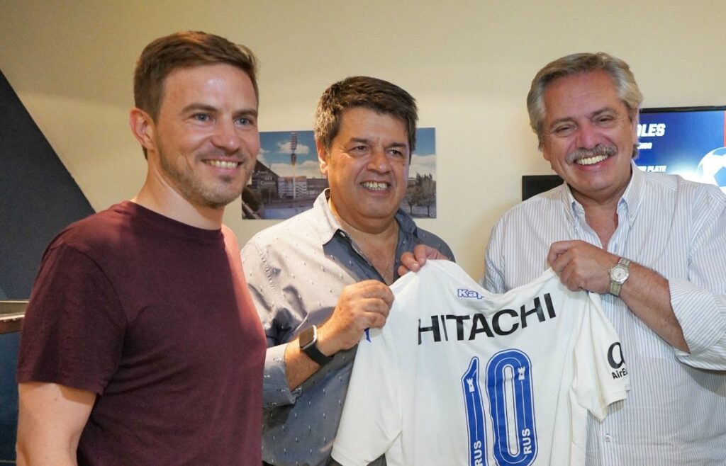 De colegas a rivales: Augusto Costa y Sergio Rapisarda posando con la camiseta de Velez Sarsfield, junto con el presidente Alberto Fernández