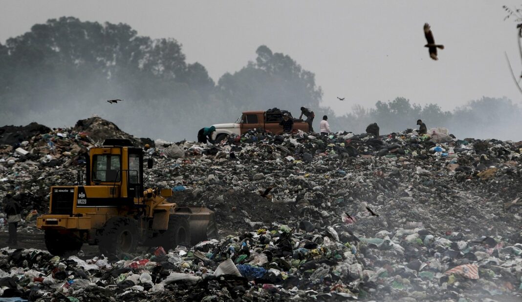 La Justicia encontró en el basural a cielo abierto de Luján residuos patológicos y sustancias tóxicas que violan la Ley de “Delitos ambientales”.