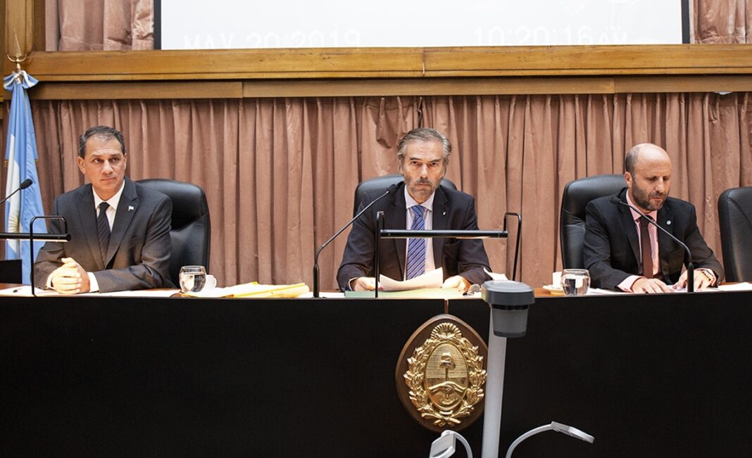 Uno de los jueces que debía revisar la condena de la Causa Vialidad contra Cristina Kirchner se apartó del caso.