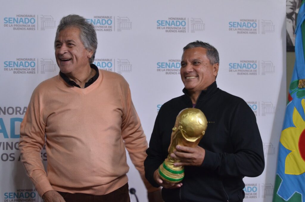Ubaldo Filliol y Héctor Enrique, exfutbolistas que lograron levantar la Copa del Mundo con Argentina en 1978 y 1986, respectivamente.