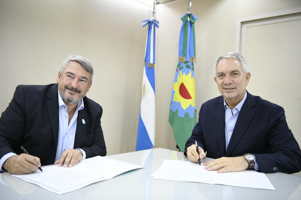 El ministro de Justicia, Julio Alak, y su par de Transporte, Jorge D’Onofrio firmaron el acuerdo.