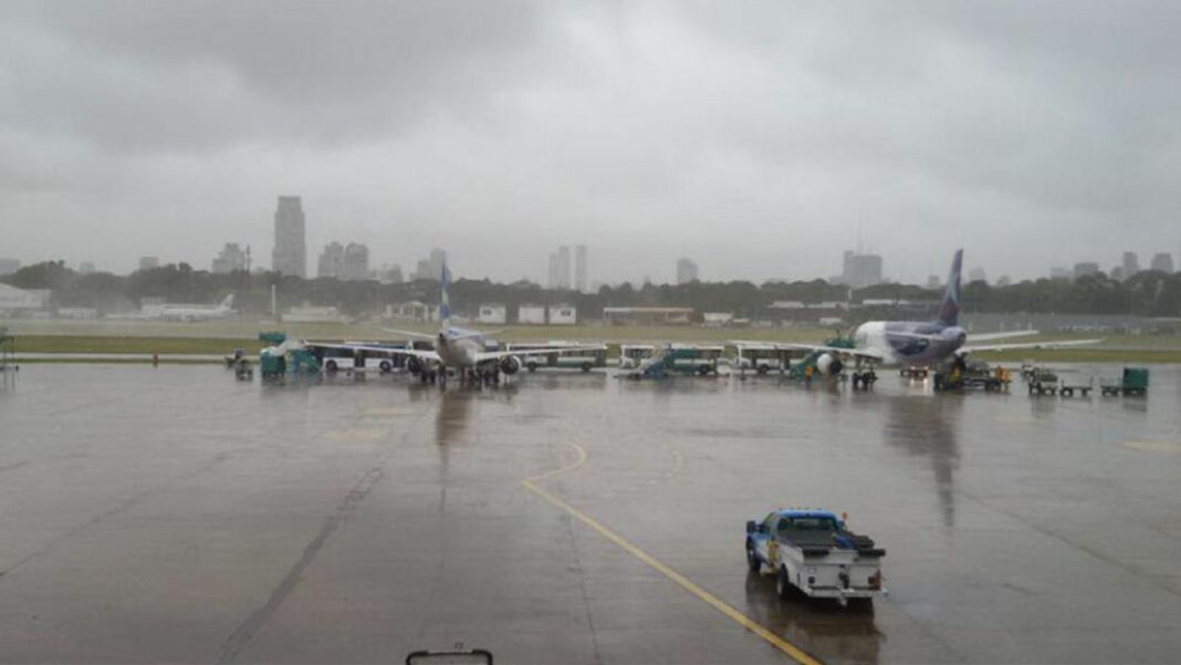 El temporal en el AMBA afectó a unos 60 vuelos en el Aeroparque Jorge Newbery y el Aeropuerto de Ezeiza producto de la actividad eléctrica.