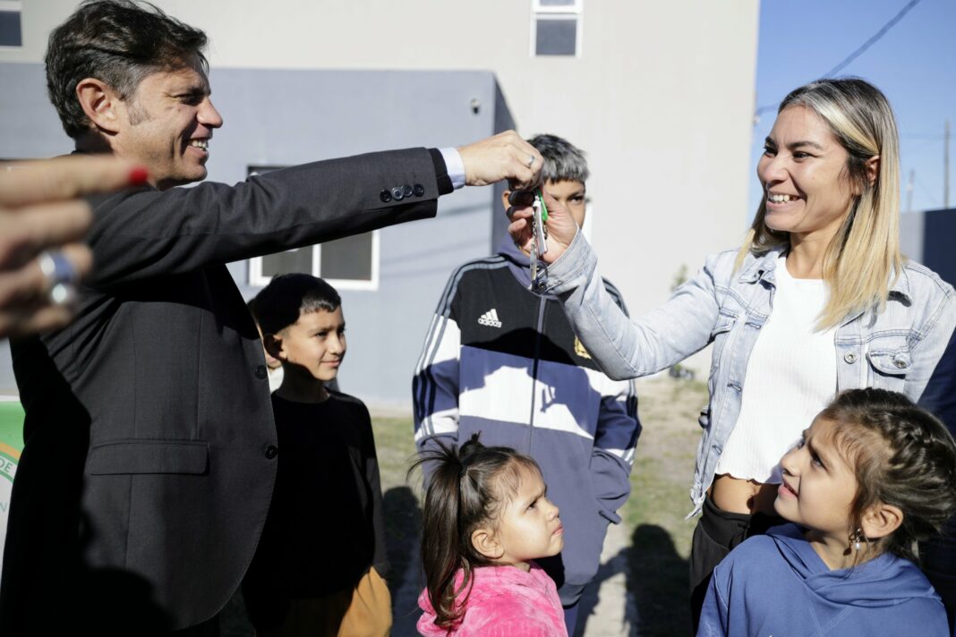 El gobernador Axel Kicillof desembarcó en la tercera sección electoral y encabezó el acto de entrega de 62 casas en Florencio Varela.