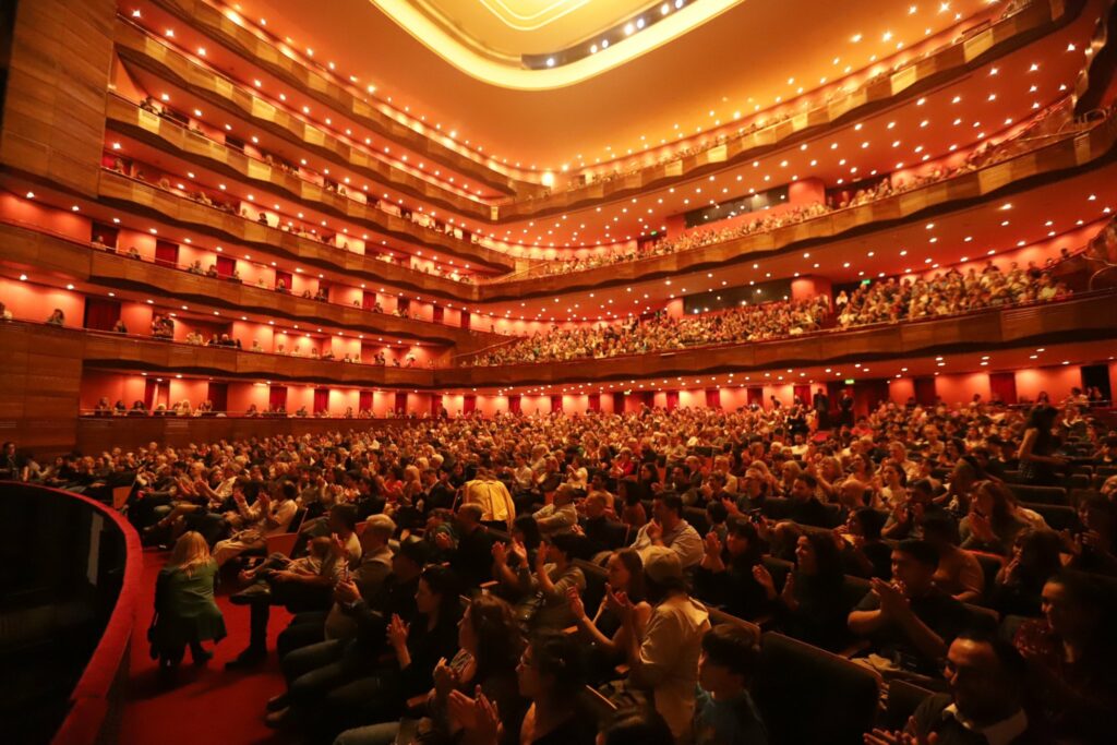 25 de Mayo. La Sala Alberto Ginastera del Teatro Argentino de La Plata colmada de espectadores. 