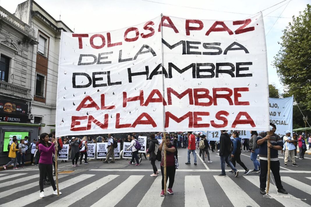 Piqueteros analizan otra marcha al ministerio de Desarrollo Social, a cargo de Tolosa Paz, para reclamar el envió de alimentos a los comedores populares.