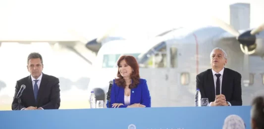 La vicepresidenta, Cristina Kirchner, participó de un acto con el precandidato presidencial oficialista, Sergio Massa, en el acto de repatriación del avión Skyvan PA-51.