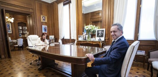La vicepresidenta de la Nación, Cristina Kirchner, y el embajador en Brasil, Daniel Scioli, se reunieron en el Senado, en medio de una semana tensa en el oficialismo.