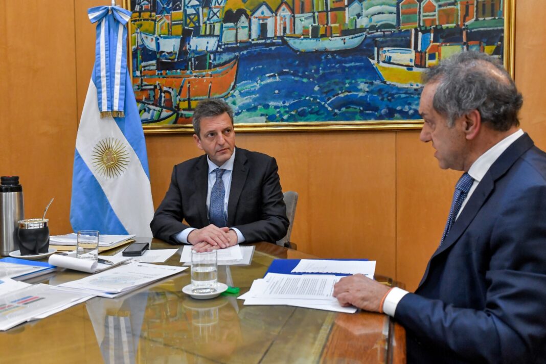 Tras la tensión en el oficialismo por el cierre de listas, el ministro de Economía Sergio Massa recibió al embajador en Brasil, Daniel Scioli.