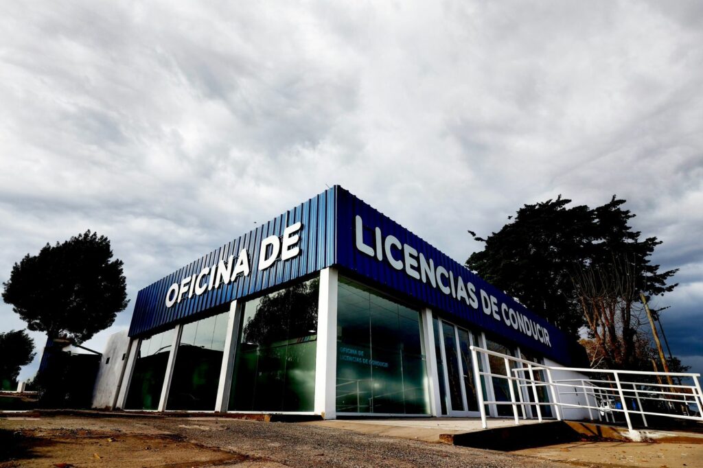 El nuevo edificio de licencias de conducir de La Costa, que fue inaugurado por Cardozo.