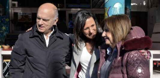 La precandidata presidencial de Juntos por el Cambio, Patricia Bullrich, recorrió Villa Gesell junto con la postulante a intendente, Clarisa Armando.