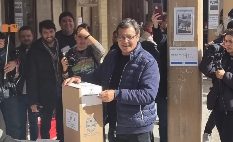 Rubén Uñac, candidato a gobernador de la provincia de San Juan, votando este domingo