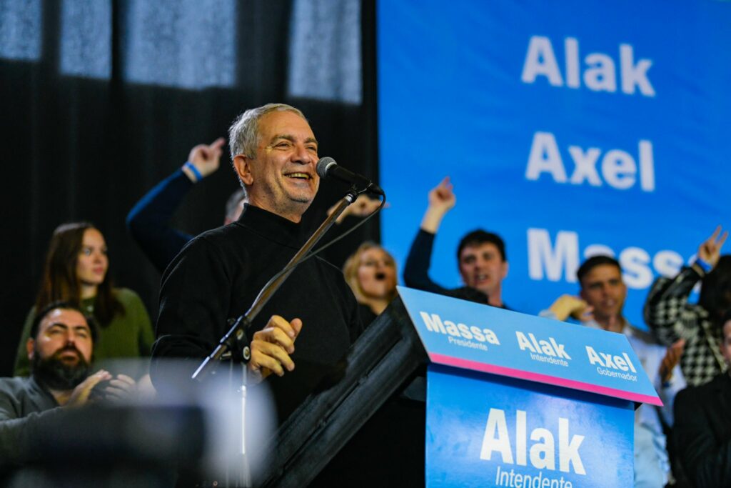 Alak lanzó su campaña a intendente de La Plata en un acto con 10 mil militantes. 