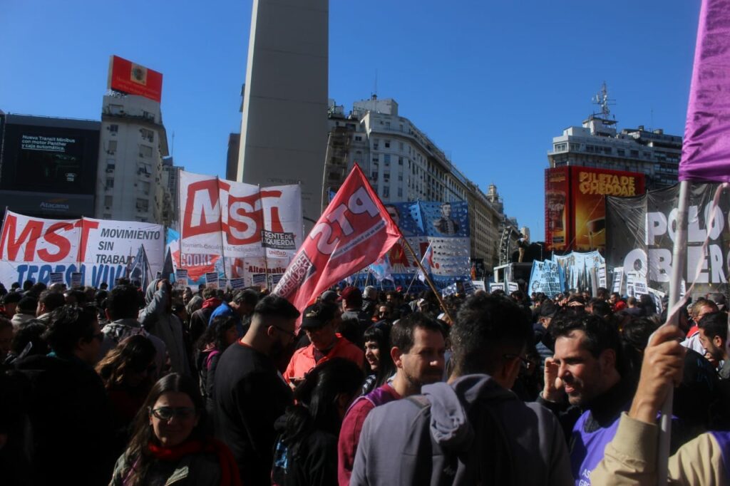 Varias fuerzas políticas se congregaron en el Obelisco para pedir justicia por el asesinato de Facundo Molares. Fotos: Prensa Obrera. 