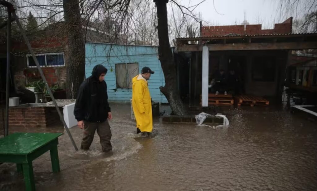 Pasadas las 17 horas de este jueves comenzó a bajar el agua de los barrios de La Plata. 