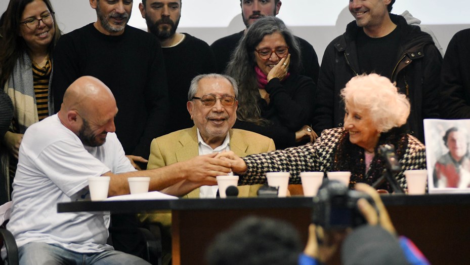 Miguel "Tano" Santucho, su padre Jorge Santucho, y la presidenta de Abuelas de Plaza de Mayo, Estela de Carlotto, en la conferencia de prensa de la restitución del nieto 133.