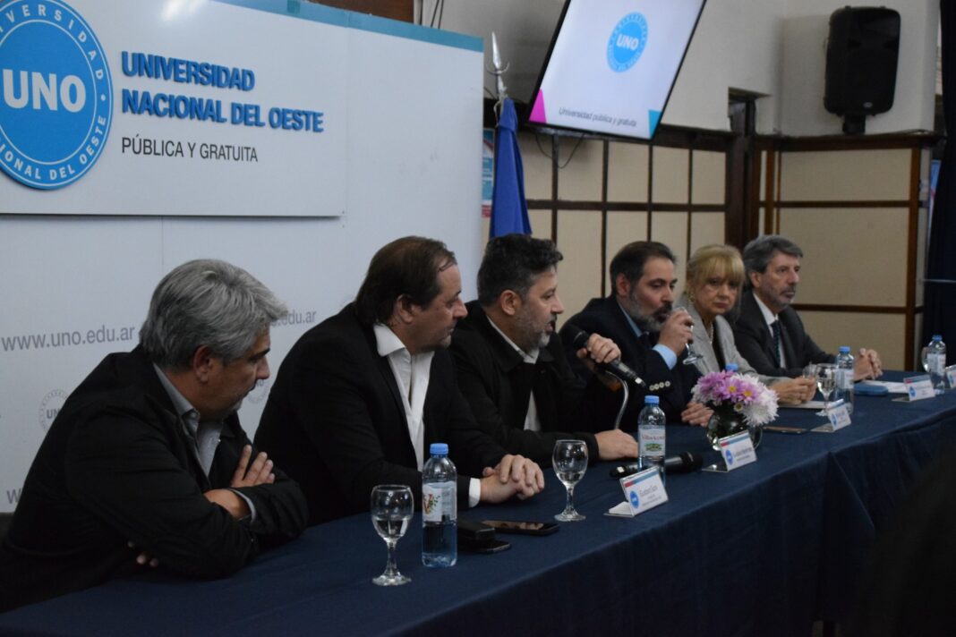 El senador bonaerense Gustavo Soos y el intendente Gustavo Menéndez participaron del acto de apertura de la Diplomatura en Magistratura.