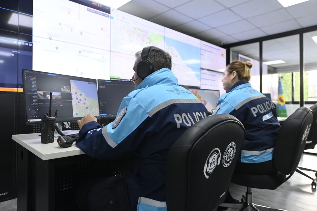 El gobernador de la provincia de Buenos Aires, Axel Kicillof, inauguró un nuevo Centro de Monitoreo en La Plata.