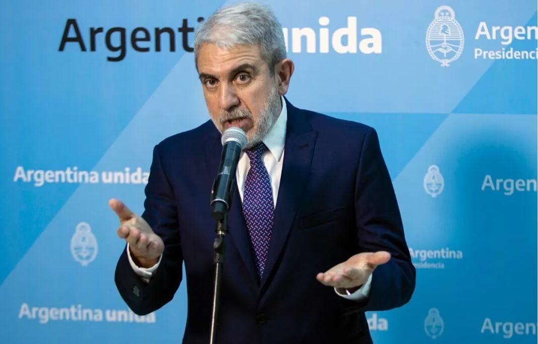 El ministro de Seguridad de la Nación, Aníbal Fernández, anunció que se conformará un comando unificado de las cuatro fuerzas por los saqueos.