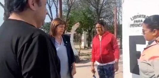 La candidata a Presidenta de Juntos por el Cambio, Patricia Bullrich, protagonizó un tenso cruce, en Chaco, con un grupo de militantes del barrio Emerenciano Sena.