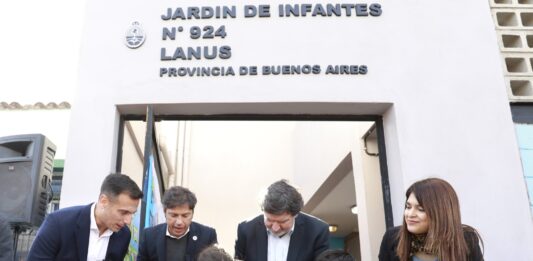 El gobernador de la provincia de Buenos Aires, Axel Kicillof, inauguró dos jardines de infantes en Lanús, y aseguró que se completó el plan de obras que había prometido.