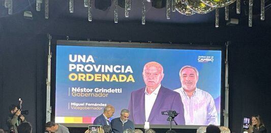 El candidato a gobernador de Juntos por el Cambio, Néstor Grindetti, relanzó la campaña en La Plata y le realizó un guiño al reclamo de los jefes comunales.