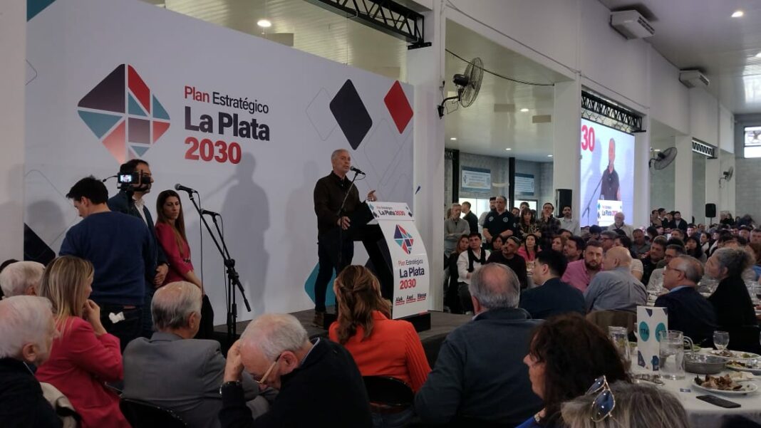 El candidato a intendente de La Plata de Unión por la Patria, Julio Alak, presentó su Plan Estratégico 2030, el programa que empleará en su eventual Gobierno.