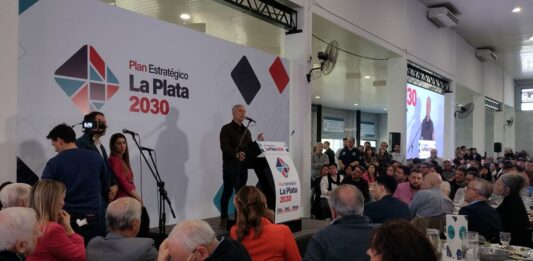 El candidato a intendente de La Plata de Unión por la Patria, Julio Alak, presentó su Plan Estratégico 2030, el programa que empleará en su eventual Gobierno.