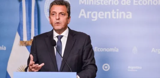 El ministro de Economía y candidato a Presidente del oficialismo, Sergio Massa, volvió a apuntar contra el candidato a Presidente de La Libertad Avanza, Javier Milei.