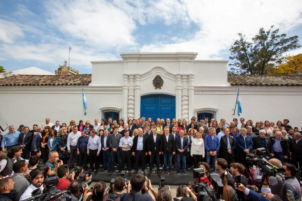 Los integrantes de la fórmula de Unión por la Patria, Sergio Massa y Agustín Rossi, se sacaron una foto de unidad en Tucumán.