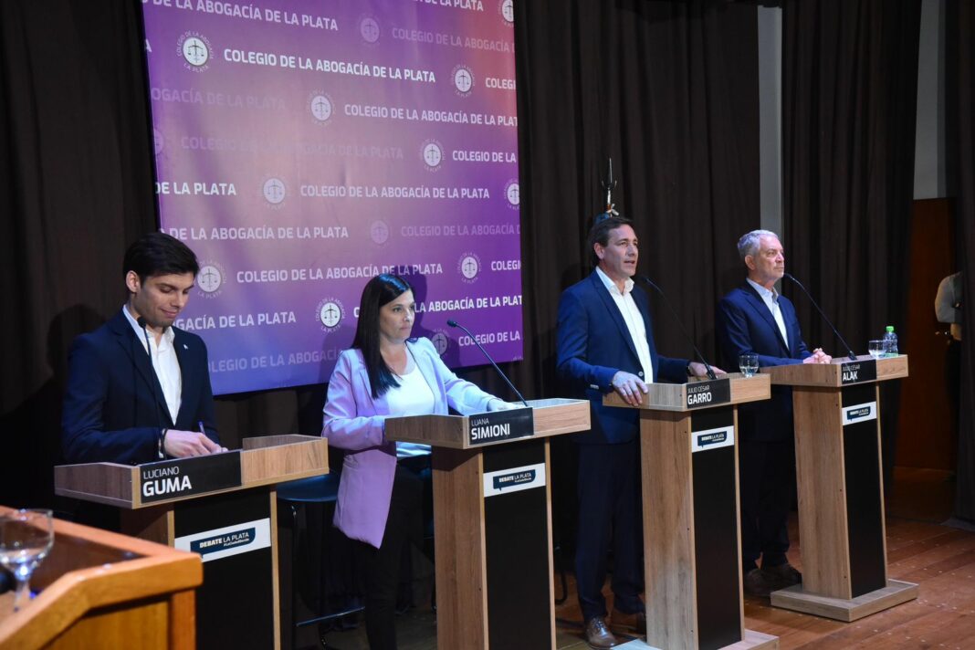 Los cuatro aspirantes a intendente de La Plata se cruzaron en el debate de candidatos organizado por el Colegio de Abogados.