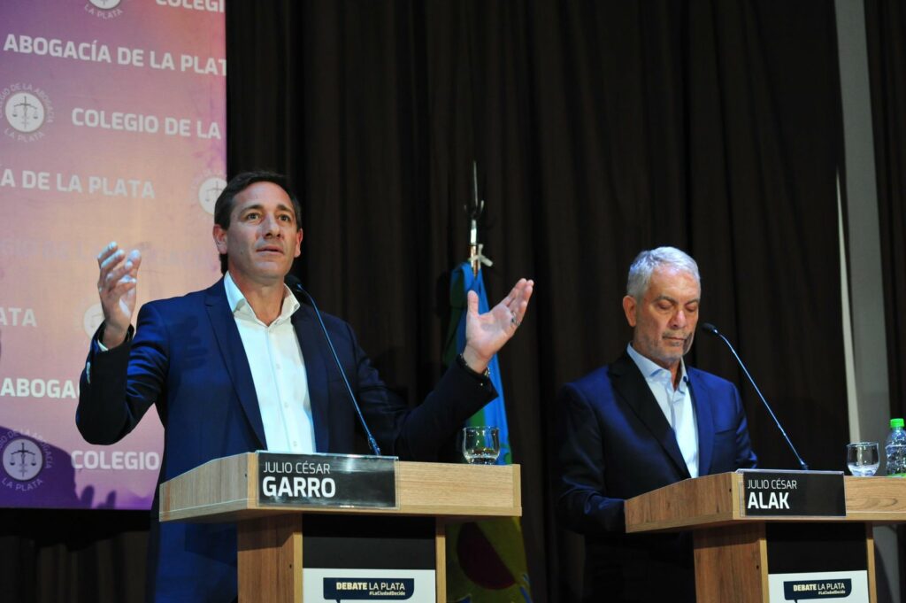 Los cuatro aspirantes a intendente de La Plata se cruzaron en el debate de candidatos organizado por el Colegio de Abogados. 