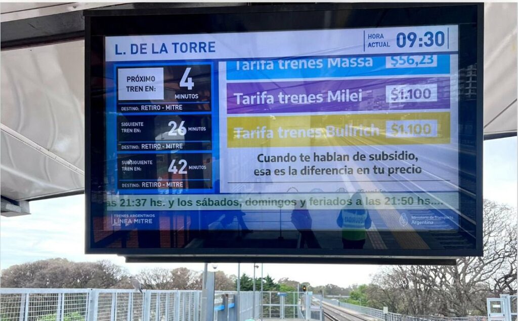 Las pantallas que muestran los horarios de llegada y de salida de los trenes, tuvo un anunciado en el que auguran un aumento de precios.