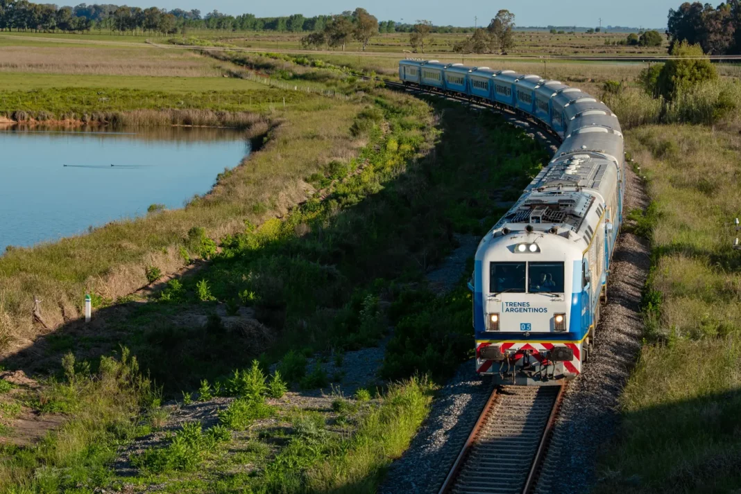 Los vecinos de La Plata, Magdalena y Punta Indio presentaron el pedido de la vuelta del tren ante el Consejo Social de la UNLP.
