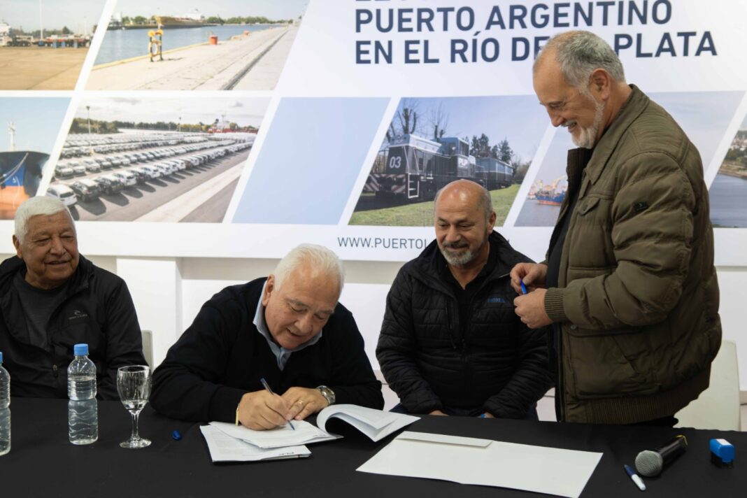 El intendente de Ensenada, Mario Secco, firmó un convenio para instalar una nueva zona de logística portuaria en el municipio bonaerense.