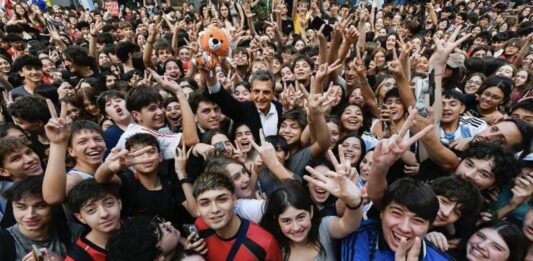 El ministro de Economía y candidato a presidente de UxP, Sergio Massa, hizó su cierre de campaña en una escuela porteña, donde le habló a los jóvenes.