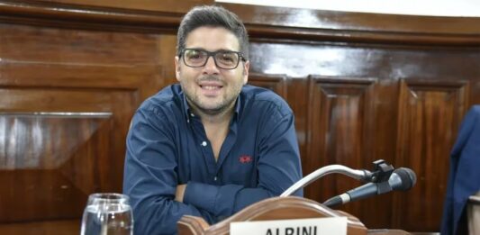 El juez Guillermo Atencio ordenó este martes la detención del concejal Facundo Albini y su padre Claudio, por el escándalo de las tarjetas de débito de la Legislatura bonaerense.