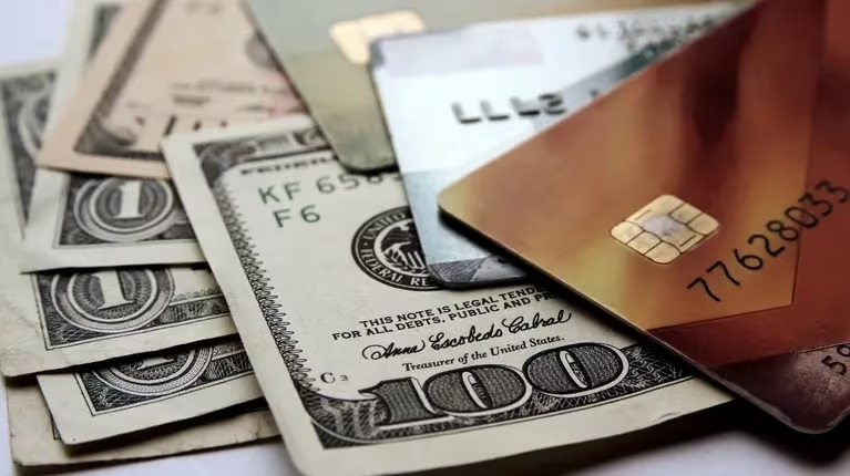La AFIP estableció un aumento en los impuestos sobre el dólar que está sujetos a la percepción a cuenta de Ganancias y Bienes Personales .
