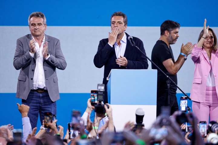 El candidato a presidente de Unión por la Patria, Sergio Massa, admitió que salió derrotado en el balotaje y que ya se comunicó con Javier Milei.