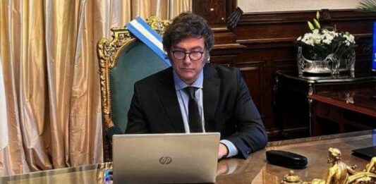 El Gobierno nacional, a cargo de Javier Milei, acelera la convocatoria a sesiones extraordinarias, en donde enviará la Ley Ómnibus junto a la reforma de Ganancias.