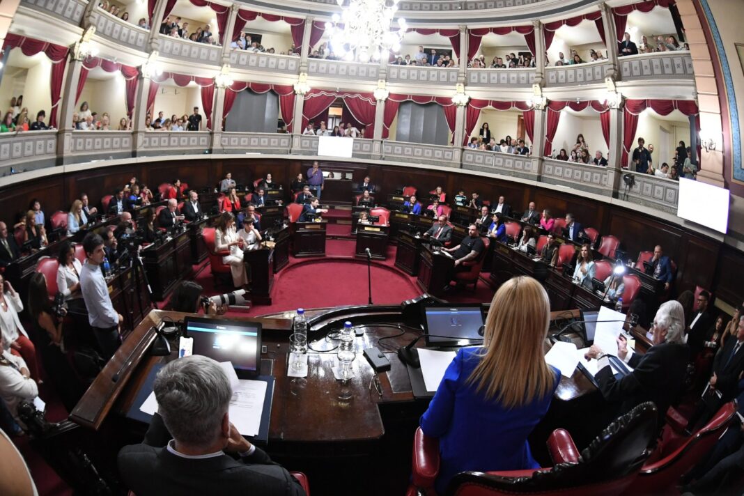 El Senado bonaerense tendrá este lunes su primera sesión extraordinaria del año legislativo para tratar licencias y reemplazos. La rosca de los bloques.