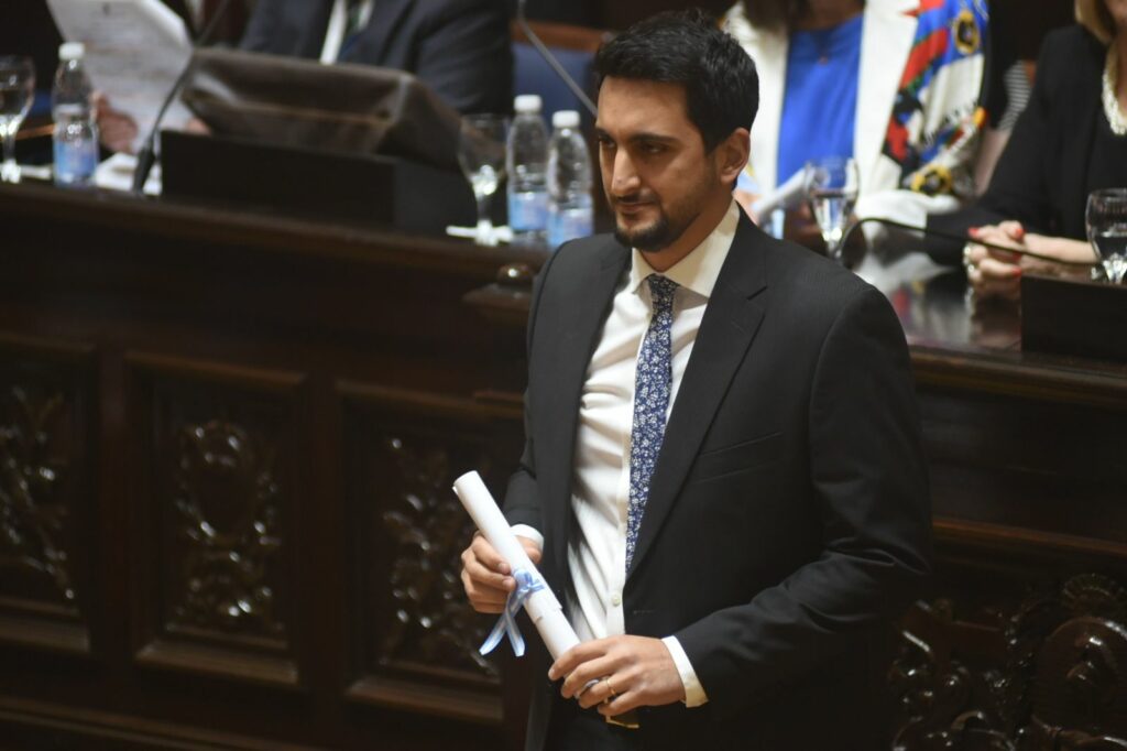 Legislatura bonaerense: el diputado electo cambiemita, Juan José Esper, sosteniendo su diploma