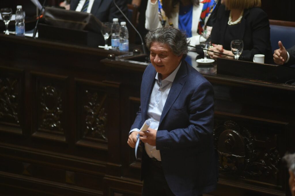 Legislatura bonaerense: el armador provincial de Milei, Carlos Kikuchi, recibió su diploma tras ser elegido como senador de la provincia de Buenos Aires