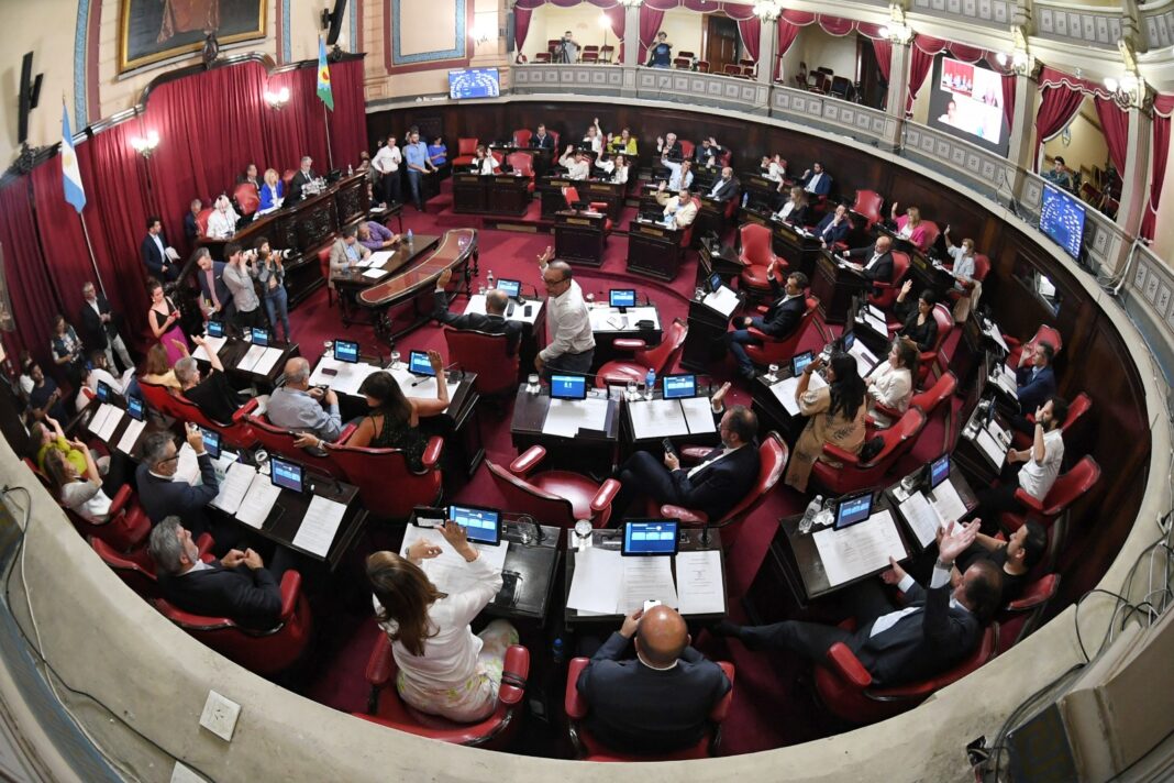El Senado bonaerense aprobó en sesión extraordinaria la reforma de la Ley de Ministerios, como así también le tomó juramento a tres nuevos senadores.