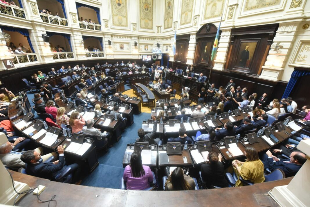 La Cámara de Diputados bonaerense sancionó la reforma de la Ley de Ministerios, votó a un vice libertario y designó funcionarios de ley.